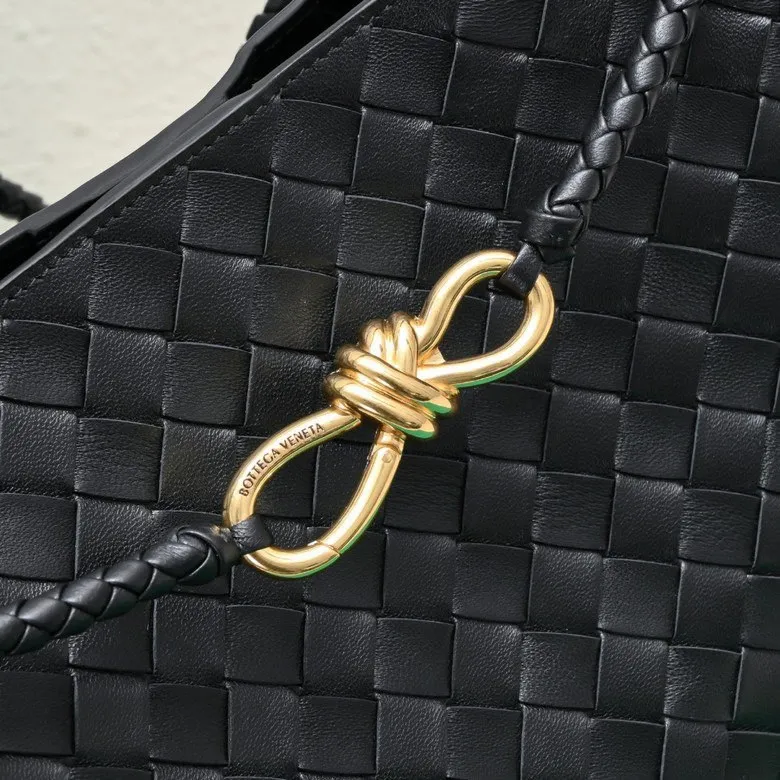 The 2023 new Andiamo batch of 2260 BV has been shipped‼ ️Really popular🔥The new Andiamo woven handbag launched by Bottega Veneta this season is really popular all over the world! ! Celebrities at home and abroad have worn it, and Oscar-winning actress Michelle Yeoh has taken it out on the street. Song Jia, Trai Yara, Yu Feihong, Sanji Ayaka, Rosie Hunting-Whiteley, Yoshioka Riho, etc. have all picked up this bag. It is classic and versatile, showing off its temperament, and the bag capacity is also large, which is very convenient for daily commuting! ! A variety of carrying methods, the shoulder straps can be adjusted by yourself, the original lambskin feels soft and delicate, and the unisex style breaks gender boundaries and brings a more practical and longer-lasting use experience. Andiamo, which has both elegant and casual styles, perfectly interprets the true appearance of "fashionable old money style". Style number: 8463 Size: 32*24*12